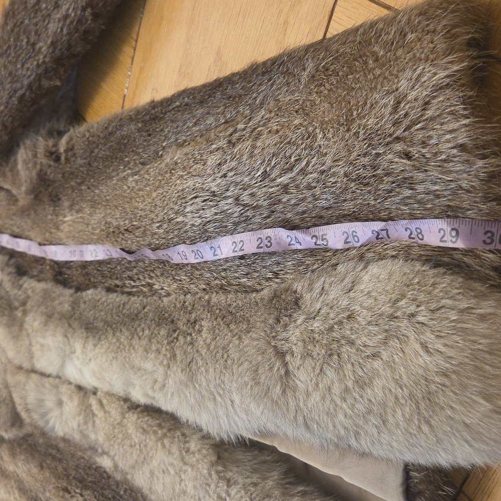 Luxurious Vintage Fur Coat in Gray/silver and Brown - Picture 8 of 8